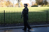 Một đặc vụ thuộc Cơ quan Mật vụ Mỹ quan sát bầu trời trong lúc Nhà Trắng bị phong tỏa hôm nay. Ảnh: Reuters.