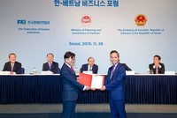 Thủ tướng Chính phủ Nguyễn Xuân Phúc (ngồi thứ ba từ trái sang) và Phó Thủ tướng Hàn Quốc Nam Hong Ki (ngồi đầu tiên từ trái sang) chứng kiến lễ khai trương 3 đường bay quốc tế đến Hàn Quốc của Bamboo Airways.