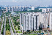 Thương hiệu Novaland với biểu tượng là khối Rubik màu xanh lá liên tục được thắp sáng tại các khu vực trọng điểm của TP.HCM.