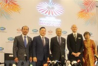 Thủ tướng Malaysia Mahathir Mohamad và các quan chức nước chủ nhà tham gia họp báo về Năm APEC 2020. (Ảnh: Hà Ngọc/TTXVN).