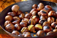 Hạt dẻ Trung Quốc được rao bán với giá 50.000 đồng một kg. Ảnh: NB.