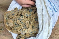 Tiền xu được ông Phù gom lại, đóng vào bì tải. Ảnh: Gia Hân.