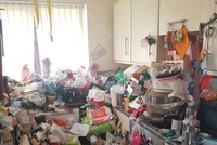 Người đàn ông bất ngờ khi mua phải ngôi nhà “ngập đầu” toàn rác