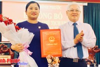 Bí thư Tỉnh ủy Bình Phước Nguyễn Văn Lợi trao quyết định và chúc mừng tân Chủ tịch UBND tỉnh Bình Phước Trần Tuệ Hiền.