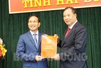 Bí thư Tỉnh ủy, Chủ tịch HĐND tỉnh Hải Dương Nguyễn Mạnh Hiển trao quyết định và chúc mừng đồng chí Lưu Văn Bản.