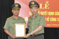Thiếu tướng Đỗ Văn Hoành (bên phải), Chánh Thanh tra Bộ Công an được bổ nhiệm làm Chánh Văn phòng Cơ quan Cảnh sát Điều tra Bộ Công an.