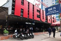 Một quán bia ở quận Cầu Giấy Hà Nội chỉ lác đác vài khách ghé. Ảnh: Anh Tú.