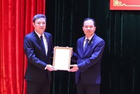 Đồng chí Trịnh Văn Chiến, Ủy viên Trung ương Đảng, Bí thư Tỉnh ủy, Chủ tịch HĐND tỉnh trao Quyết định cho đồng chí Lê Anh Xuân.