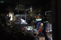 Đám cháy đã thiêu rụi nhiều tài sản phía trong.