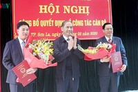Ông Nguyễn Quốc Khánh, Phó Chủ tịch UBND tỉnh Sơn La trao Quyết định và tặng hoa chúc mừng ông Nguyễn Thế Phương và ông Trần Công Chính.