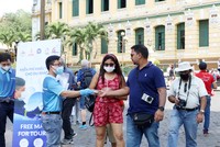 TP.HCM phát khẩu trang miễn phí cho du khách