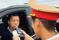 Lực lượng CSGT trước đây dùng phễu thổi để đo định tính nồng độ cồn.