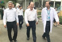 Thứ trưởng Bộ Y tế Nguyễn Trường Sơn (ngoài cùng bên trái) kiểm tra công tác cách ly, điều trị cho bệnh nhân tại TP.HCM.