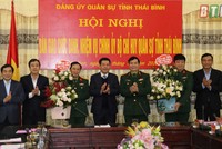 Lãnh đạo tỉnh Thái Bình và lãnh đạo Quân khu 3 chúc mừng Đại tá Phạm Đức Kiên, Đại tá Hoàng Chí Long.