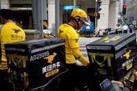 Nhân viên giao đồ ăn của Meituan tại Thượng Hải. Ảnh: SCMP.