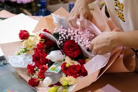 Bó hoa đặc biệt rực rỡ bởi sắc hoa tươi với điểm nhấn là khẩu trang, nước rửa tay, cồn 90 độ.