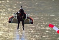 Thiết bị phản lực đã đẩy Vince Reffet lên độ cao 1.800m. (Nguồn: nypost.com).