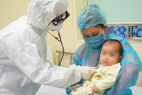 Bé được bác sĩ thăm khám kiểm tra sức khỏe trước khi xuất viện sáng 20/2.