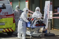 Bệnh nhân nhập viện tại thành phố Daegu, Hàn Quốc. Ảnh: AP.