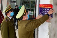 Cục Quản lý thị trường Lạng Sơn triển khai lắp trên 80 biển đường dây nóng tại các cửa hàng kinh doanh thuốc y dược. (Ảnh: PV/Vietnam+).