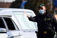 Nhân viên an ninh điều khiển giao thông tại một trạm kiểm soát ở thị trấn Zorlesco, vùng Lombardy, Italy hôm 24/2. Ảnh: AFP.