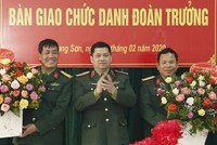 Thiếu tướng Nguyễn Hồng Thái, Tư lệnh Quân khu 1 chúc mừng Đại tá Tạ Đức Thanh và Đại tá Hoàng Trung Kiên.