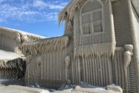 Những ngôi nhà của người dân sống quanh hồ Erie bị băng tuyết phủ kín.