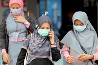 Người dân Indonesia đeo khẩu trang phòng chống dịch COVID-19. (Nguồn: EPA-EFE).