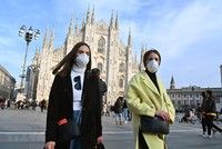 Người dân đeo khẩu trang phòng dịch COVID-19 tại Milan, Italy ngày 23/2/2020. (Nguồn: AFP/TTXVN).