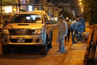 Nhân viên y tế chuẩn bị phun thuốc khử trùng khu vực nhà "bệnh nhân 34" ở TP Phan Thiết, tối 10/3.