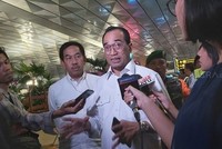 Bộ trưởng Giao thông Karya Sumadi trả lời phỏng vấn ở sân bay Soetta, Tangerang. (Nguồn: suara.com).