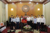 Thay mặt tập thể cán bộ công nhân viên, Thứ trưởng, Tổng Giám đốc BHXH Việt Nam Nguyễn Thị Minh đã trao 2 tỷ đồng ủng hộ phòng, chống dịch Covid-19.
