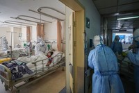 Chăm sóc bệnh nhân Covid-19 tại buồng bệnh ở thành phố Vũ Hán, Trung Quốc, hồi tháng 2/2020. Ảnh: AFP.