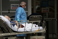 Nhân viên y tế tiếp nhận bệnh nhân ở New York ngày 3/4. Ảnh: AFP.