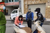 Lực lượng chức năng phường Trúc Bạch xử phạt người ra đường không thuộc diện cần thiết. Ảnh: UBND phường Trúc Bạch.