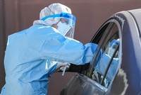 Nhân viên y tế xét nghiệm tại Sunland Park, Mỹ ngày 8/4. Ảnh: Reuters.