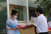 Trao quà và trao giấy xuất viện cho trường hợp mắc COVID-19 sau thời gian điều trị, tại Bệnh viện Đa khoa Sa Đéc, Đồng Tháp. (Ảnh: Chương Đài/TTXVN).