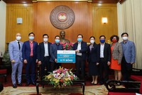 Đại diện CenGroup trao ủng hộ 5 tỷ đồng chung tay chống dịch Covid-19.