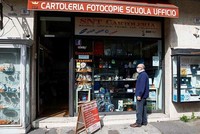 Người dân đứng trước một cửa hàng ở thành phố Catania, Italy hôm nay, sau khi chính phủ cho phép một số nơi mở cửa lại. Ảnh: Reuters.