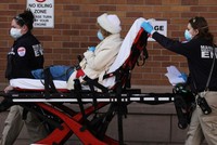 Người nhiễm nCoV nhập viện tại thành phố New York hôm 12/4. Ảnh: AFP.