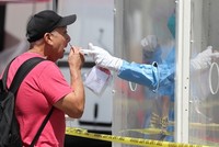 Một người đàn ông được xét nghiệm tại Los Angeles ngày 21/4. Ảnh: Reuters.