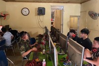 Hình ảnh 7 game thủ sử dụng dịch vụ trong quán, bị lực lượng chức năng phát hiện trong ngày 20/4 vừa qua .