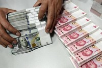 Nhân viên kiểm mặt tại một chi nhánh của Ngân hàng Trung Quốc ở tỉnh Sơn Tây tháng 1/2016. Ảnh: Reuters.