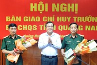 Bí thư Tỉnh ủy Quảng Nam Phan Việt Cường chúc mừng Thiếu tướng Hứa Văn Tưởng và Thượng tá Lê Trung Thành.