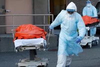 Nhân viên y tế đưa thi thể nạn nhân rời bệnh viện ở New York hồi cuối tháng 4. Ảnh: AFP.