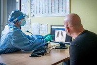 Nhân viên y tế kiểm tra phim chụp của người nghi nhiễm nCoV tại Italy ngày 5/5. Ảnh: Reuters.