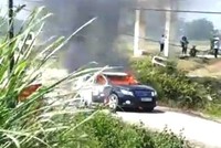 Chiếc xe chở đoàn công tác của Sở Xây dựng đã bị cháy trơ khung.