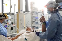 Nhân viên y tế điều trị cho bệnh nhân Covid-19 trong phòng chăm sóc tích cực tại bệnh viện Papa Giovanni XXIII ở Bergamo, Italy hôm 12/5. Ảnh: Reuters.