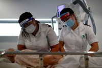 Nhân viên y tế chuẩn bị cho bệnh nhân chụp X quang ở Anh ngày 17/5. Ảnh: Reuters.