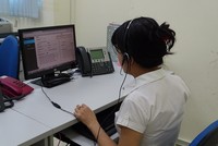 Nhân viên tổng đài nhập liệu thông tin phản ánh người dân lên hệ thống máy tính. 